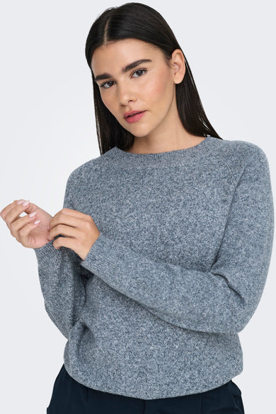 T-shirt bleu avec col rond de ONLY, vu de l'arrière, porté avec un pantalon de travail à pinces.