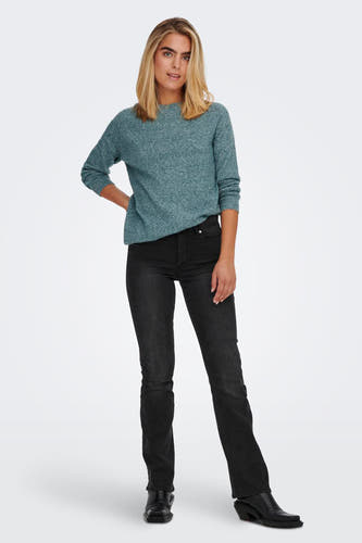 T-shirt bleu avec col rond de ONLY, porté avec des jeans noirs et des bottes.