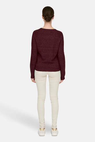 Veste Bordeaux avec col rond ONLY, vue de derrière, portée avec un pantalon beige et des baskets blanches.