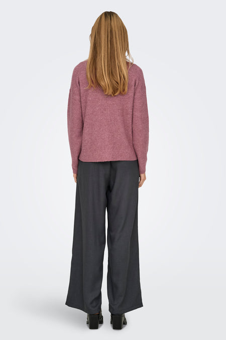 Roze trui met V-hals van ONLY®, gezien van achteren, met lange mouwen en een ribgebreide textuur, gecombineerd met grijze broek.