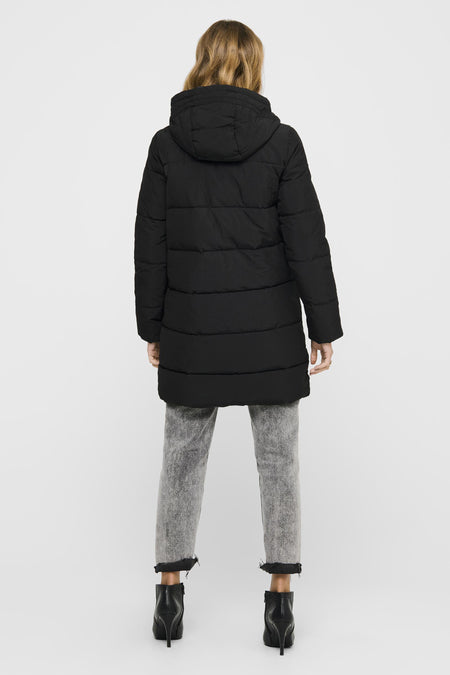 Manteau long noir d'ONLY, avec capuchon, porté avec un jean gris et des bottines noires à talons, vue arrière.