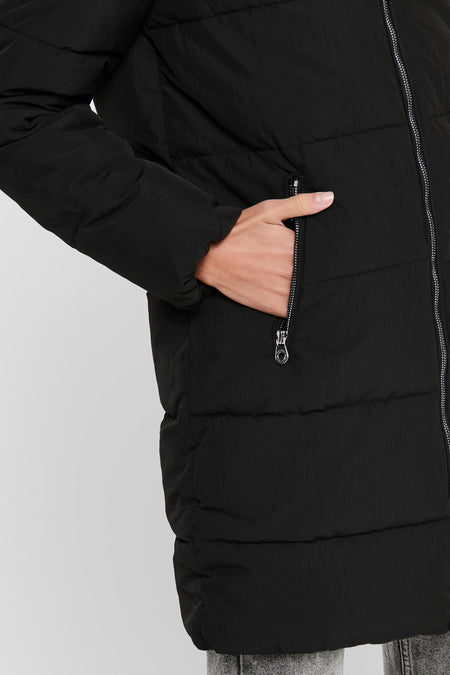 Manteau long noir d'ONLY, avec design matelassé et poches.