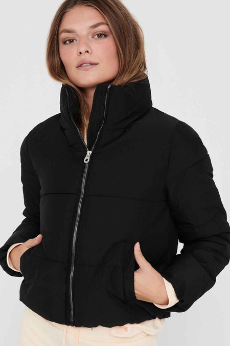 Manteau court noir ONLY, avec fermeture à glissière et poches.