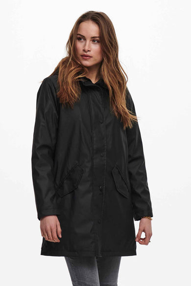 Manteaux de pluie noirs ONLY, vus par derrière, avec un capuchon, combinés à un jeans gris et des bottes noires.