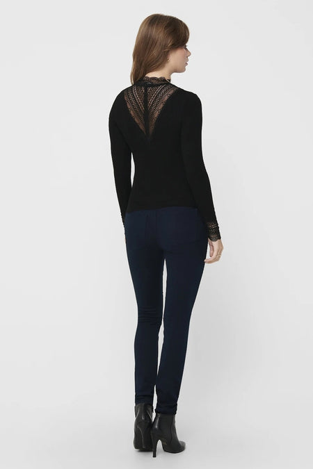 T-shirt noir à manches longues de ONLY® avec détail en dentelle dans le dos et aux extrémités des manches, modèle vu de dos dans un style de vie