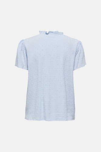 Chemisier bleu clair à manches courtes de JDY, avec tissu texturé, col à volants et ouverture dans le dos.