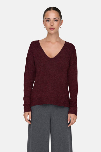 Veste Bordeaux avec col rond de JDY, à longues manches et associée à un pantalon gris.