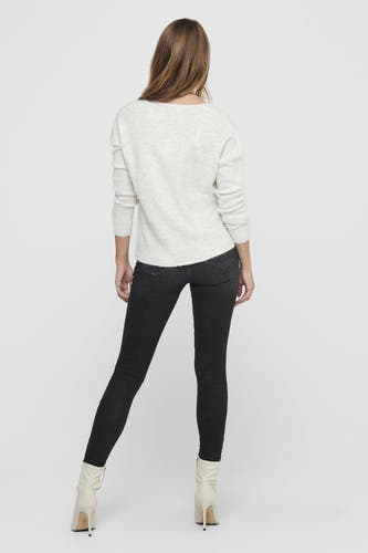 T-shirt blanc avec col rond de JDY, vue arrière, associé à des jeans noirs et des bottes.