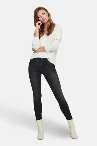 T-shirt blanc avec col rond de JDY, porté avec un jean noir et des baskets blanches.