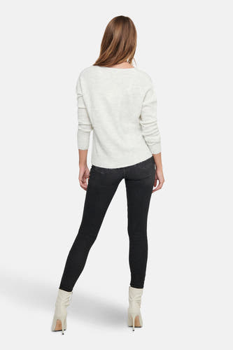 T-shirt blanc avec col rond de JDY, vu de l'arrière, associé à des jeans noirs et des bottes crème.