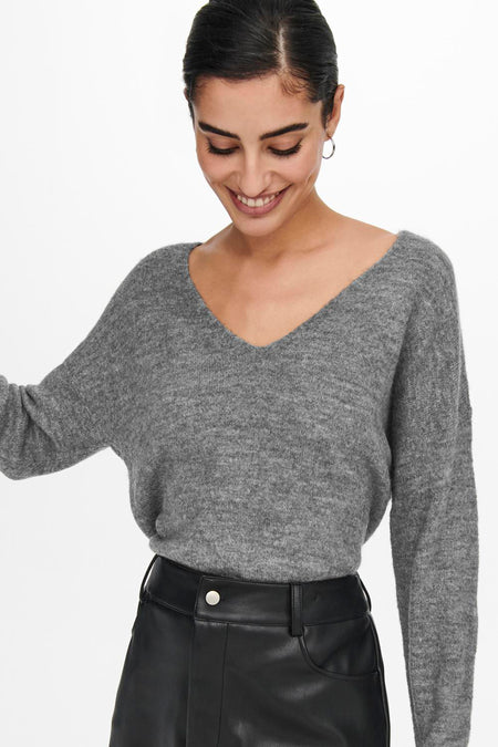 Sweat-shirt gris avec col rond de JDY, porté avec un pantalon noir à taille haute.