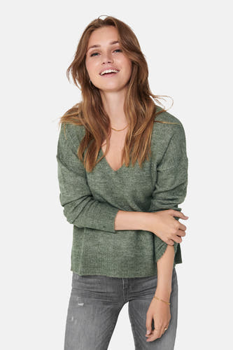 T-shirt vert avec col rond de JDY, porté avec un jeans gris et des bijoux dorés.