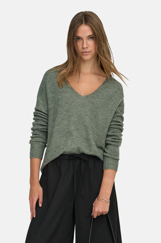 Groene trui met ronde hals van JDY, met lange mouwen en gedragen met zwarte broek.
