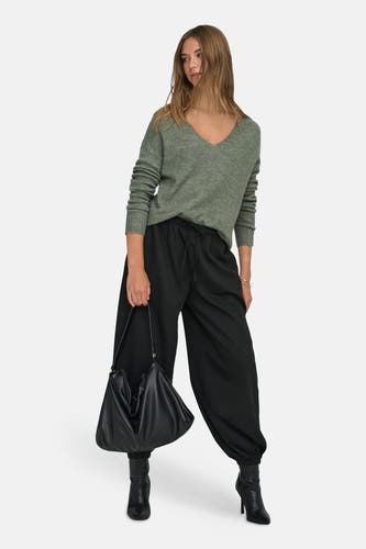 T-shirt vert avec col rond de JDY, associé à un pantalon noir large, des bottines à talon et une sac noir.