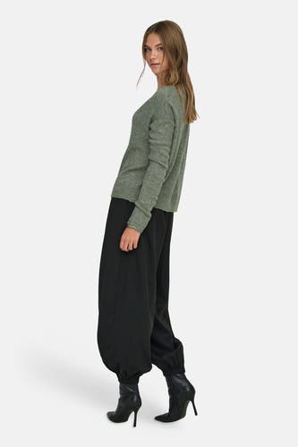 T-shirt vert avec col rond de JDY, à longues manches, associé à un pantalon noir et des talons hauts.