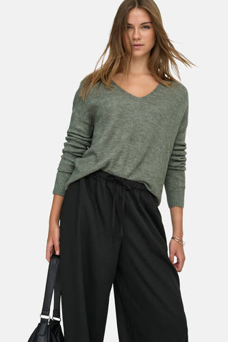 T-shirt vert avec col rond de JDY, associé à un pantalon noir et une sacoche.