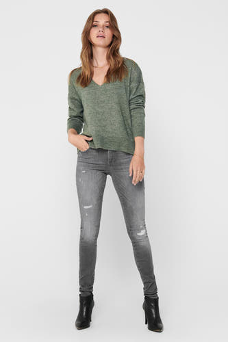 T-shirt vert avec col rond de JDY, associé à un jean gris et des bottines noires.
