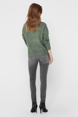 T-shirt vert avec col rond de JDY, vu de l'arrière, associé à des jeans skinny gris et des escarpins noirs à talon.