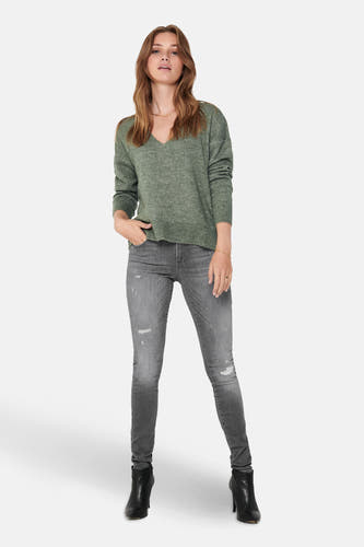 T-shirt vert avec col rond de JDY, associé à des jeans gris et des escarpins noirs à talon.