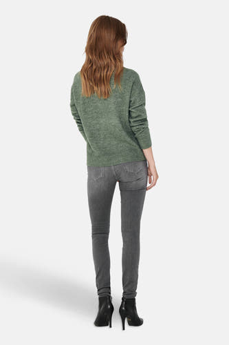 T-shirt vert avec col rond de JDY, vu de derrière, associé à un jeans gris et des bottines noires à talon.