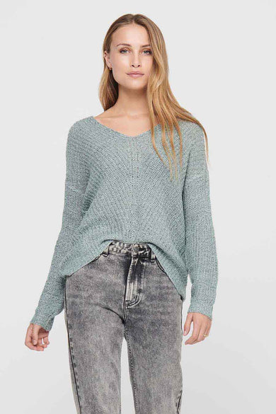 T-shirt vert avec col V de JDY, à longues manches et en texture côtelée, porté avec des jeans gris.