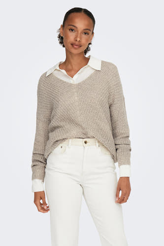 Pull à col V marron de JDY, porté sur une blouse blanche et associé à un pantalon blanc avec cece.