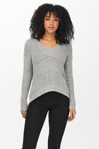 Pull à col V gris de JDY, avec des manches longues et une texture tricotée, porté avec un pantalon noir.