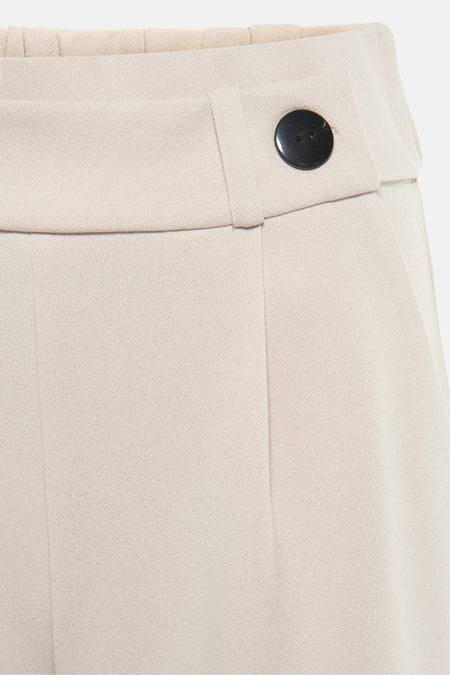 Pantalon de costume gris JDY avec bouton noir et détail surpiqué, gros plan sur la taille et l'avant