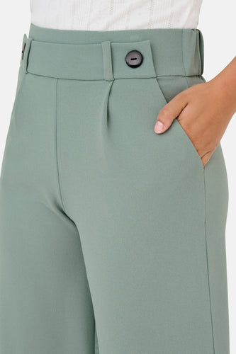Close-up van een olijfgroene broek met hoge taille en een knoopsluiting.
