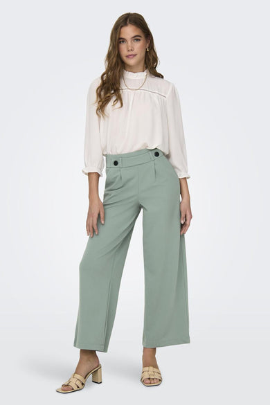 Pantalon de costume vert JDY, avec des jambes larges et des détails de boutons à la taille.