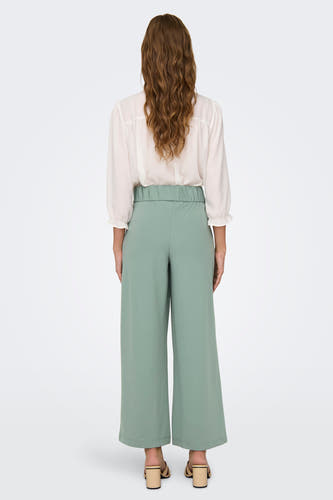 Pantalon de costume vert de JDYY vuu en avec uneé topante et des chaussures à talons.