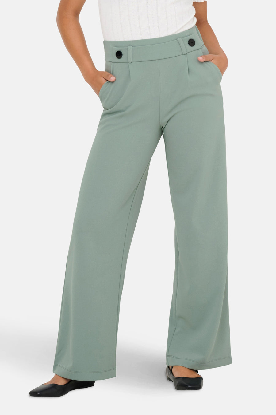 Groene, wijde pantalon met zwarte knopen.