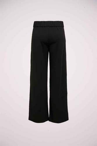 Pantalon de costume noir JDY, avec des jambes larges et une ceinture élastique, vu de derrière.