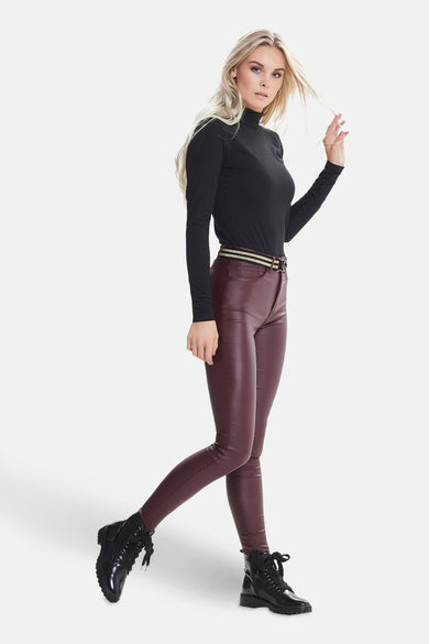 T-shirt noir à manches longues de JDY, porté avec un pantalon bordeaux et des bottes noires, en une vue d'ensemble.