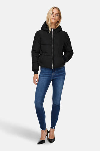 Zwarte korte jas van JDY met capuchon, gecombineerd met jeans en zwarte pumps.