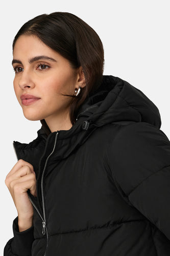 Une femme en une veste noire avec capuchon.