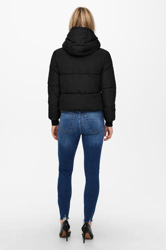 Manteau court noir de JDY, avec un capuchon, associé à des pantalons bruns et des chaussures noires.