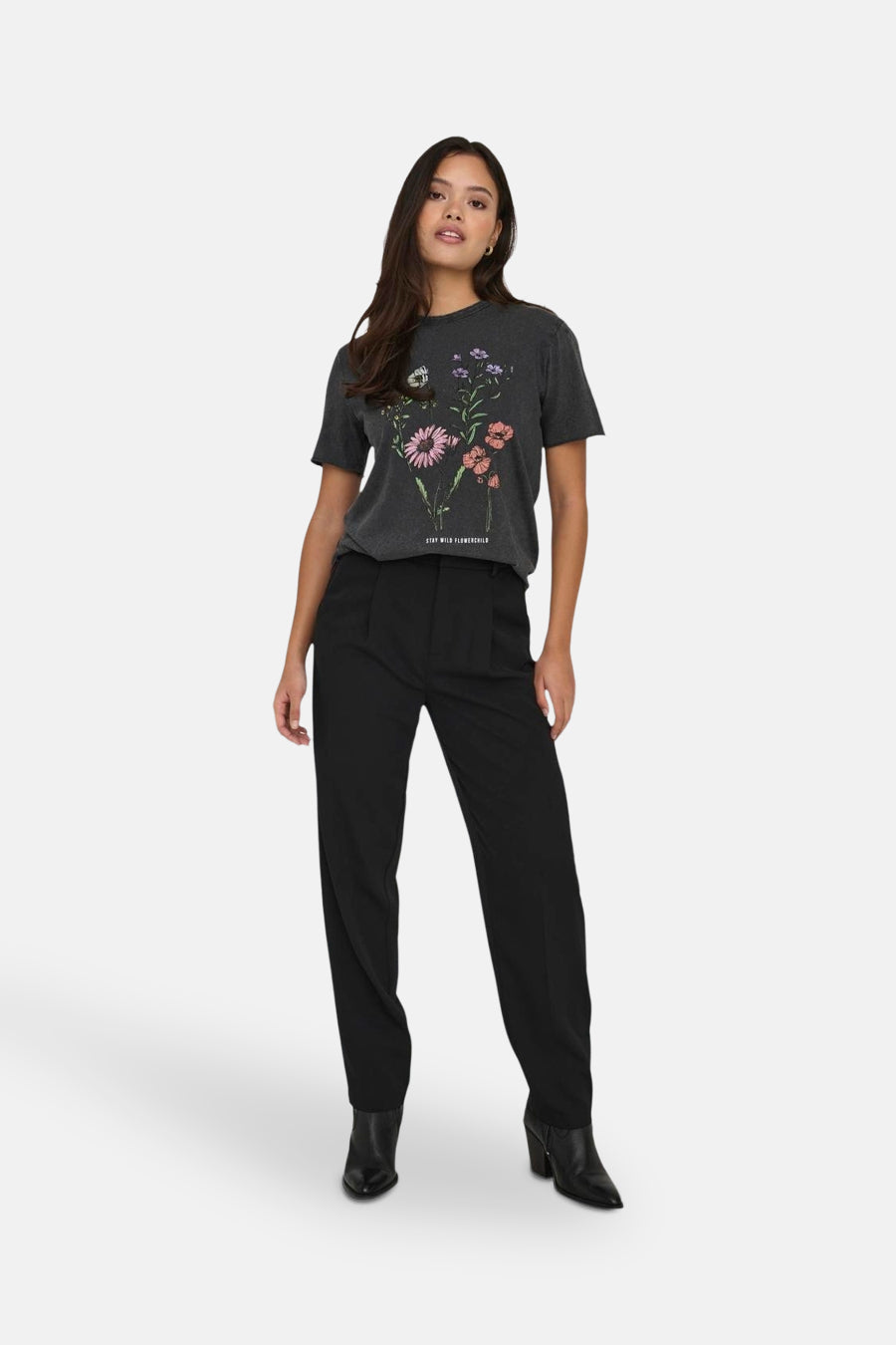T-shirt noir à manches courtes d'ONLY, avec imprimé de fleurs sur l'avant, associé à un pantalon noir et des bottines.