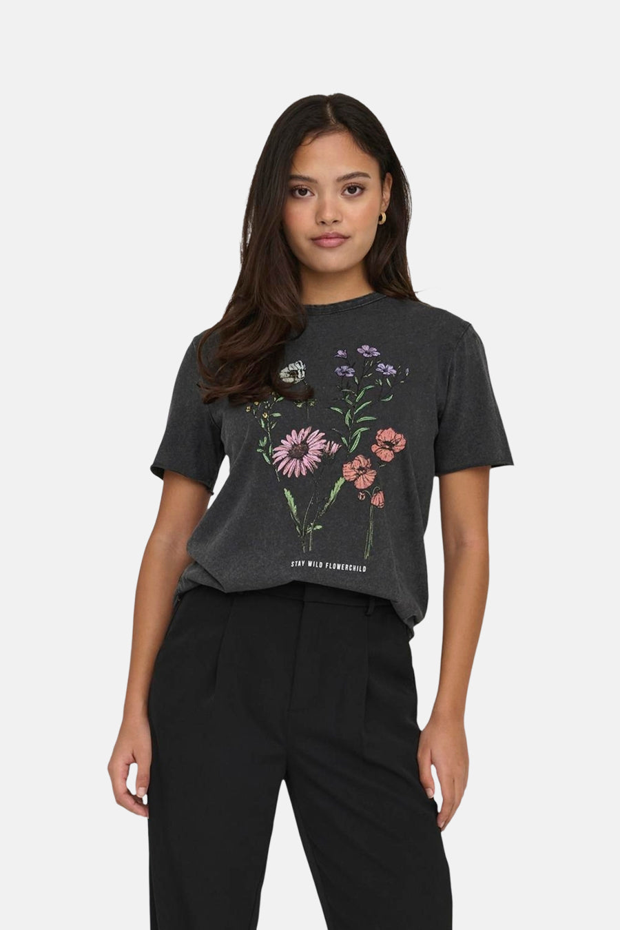 T-shirt noir à manches courtes de ONLY, avec un imprimé de fleurs et le texte "Stay Wild Flowerchild".