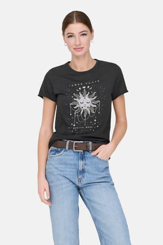 T-shirt gris à manches courtes de ONLY®, avec une impression de soleil et de lune, associé à des jeans bleus et à une ceinture marron.