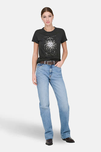 Grijs T-shirt met korte mouwen van ONLY®, met opdruk van zon en maan, gecombineerd met blauwe jeans en bruine riem.