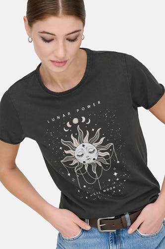 T-shirt gris à manches courtes de ONLY, avec une impression d'un soleil, d'une lune et d'étoiles.
