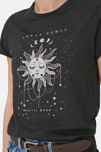 T-shirt gris à manches courtes de ONLY®, avec motif de lune et imprimé d'étoiles.