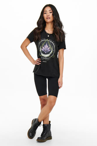 T-shirt noir de ONLY, avec une impression de fleur de lotus violette et des manches courtes, associé à un short noir et des bottes robustes.