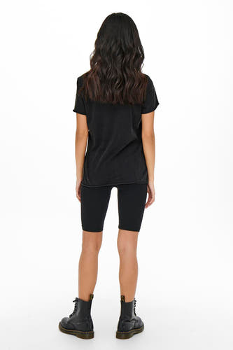 T-shirt noir de ONLY, à manches courtes, associé à un short de vélo noir et des bottes noires.