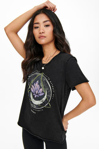 T-shirt noir de ONLY, avec une impression graphique de lotus et de demi-lune.