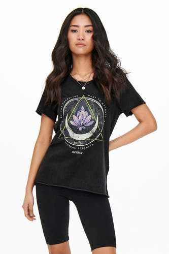 T-shirt noir de ONLY avec une impression graphique d'une fleur de lotus et d'une demi-lune, combiné à des pantalons de vélo noirs.