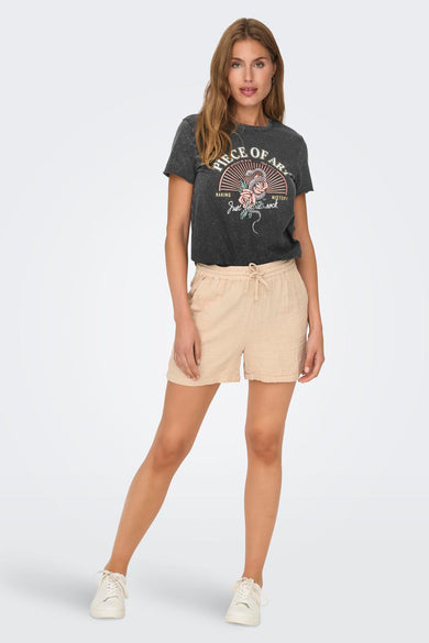 T-shirt noir à manches courtes de ONLY, avec imprimé 'Piece of Art' et short beige.