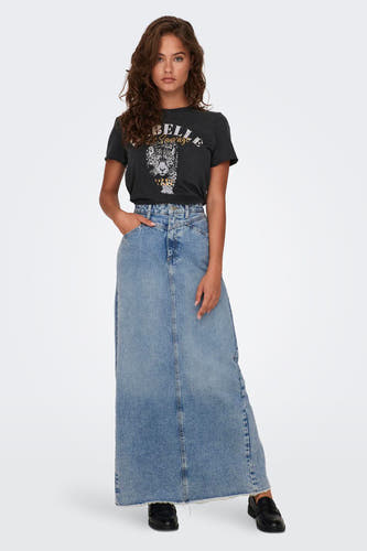 T-shirt noir de ONLY, avec un imprimé léopard et le texte 'Belle Sauvage', porté avec une longue veste en cuir.