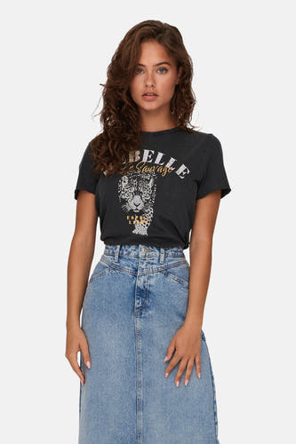 T-shirt noir de ONLY, avec imprimé léopard et texte "Belle Le Sauvage", associé à une jupe denim bleue.